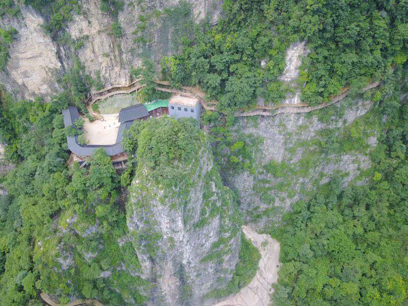 玻璃橋、天子山、猛洞河、 天門山、鳳凰古城 純玩4晚5日游F5